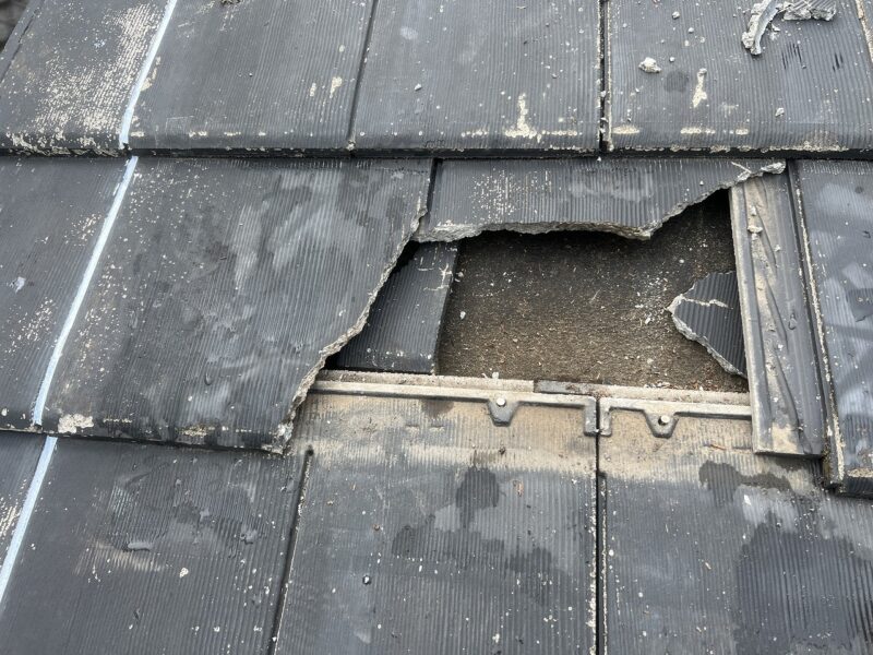 瓦は調整瓦のためにカットしてはめるタイプです。熊本では坂本文化瓦さんが昔製造してましたけど、廃盤のために全国で探すのに時間がかかりました。