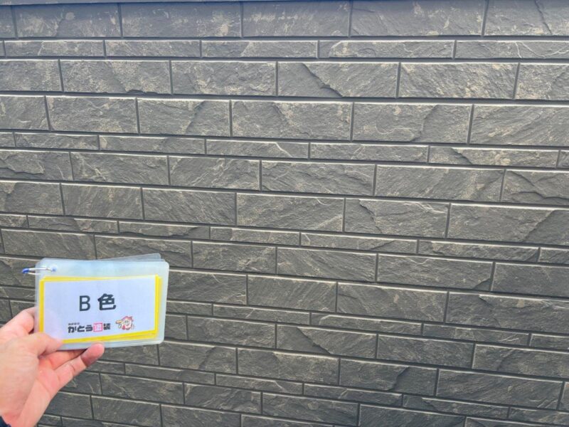 中塗りB色はこちらに決まりました。特殊なローラーで塗装することで、多彩で奥行きのある壁面になります。
