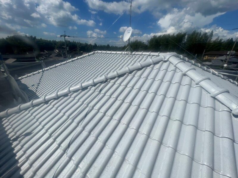 屋根の下塗りが完了しました。