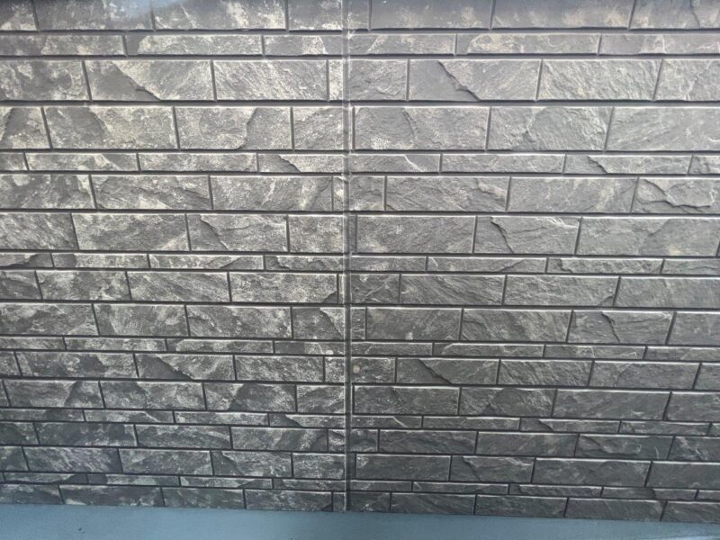 写真右側がB色まで塗布した状態、写真左側がC色まで塗布した状態です。<br />専用の特許ローラーで模様をつけ、上塗りでクリヤー塗装を行いうことで塗膜を保護します。<br />