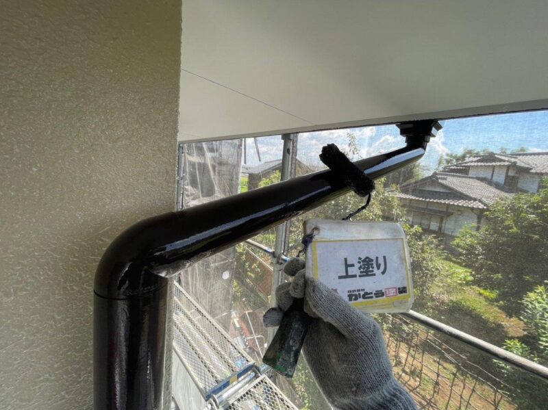 雨樋の上塗りの様子です。