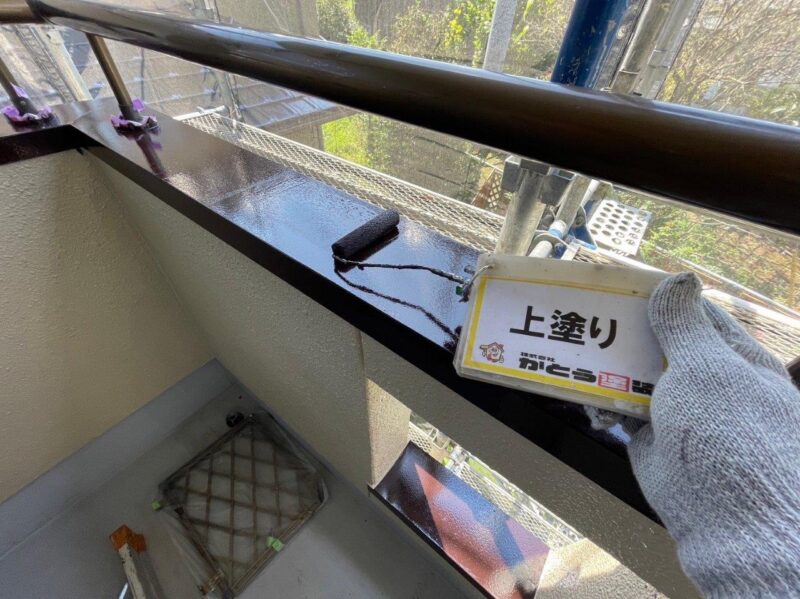 ベランダ笠木の上塗りの様子です。