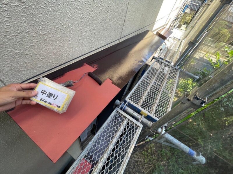 ひさしの中塗りの様子です。