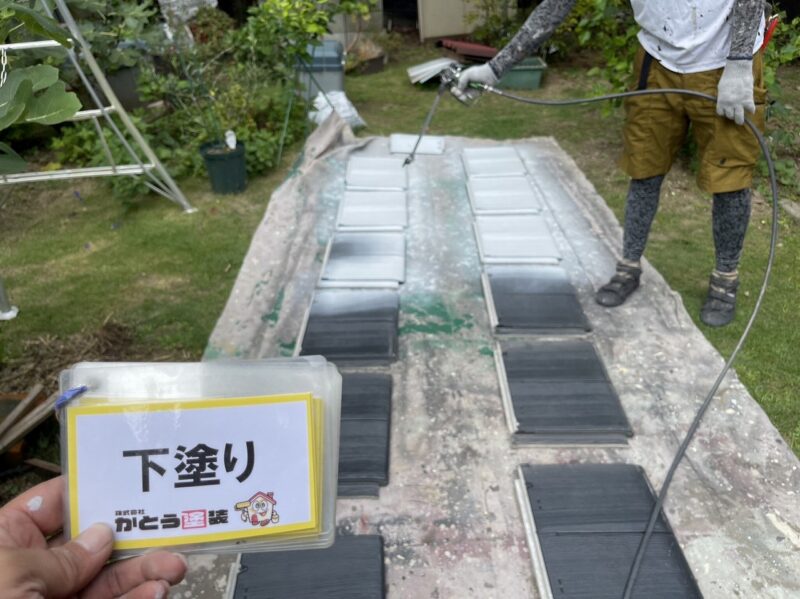予備瓦の下塗りの様子です。将来瓦の差し替えが必要となった場合に、替えた箇所だけ色が違うという事が起こらないよう予備瓦まで全て塗装しています。