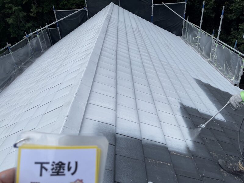 屋根の下塗りの様子です。