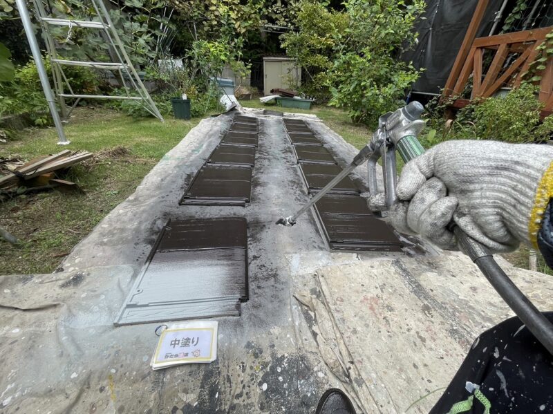 予備瓦の中塗りの様子です。