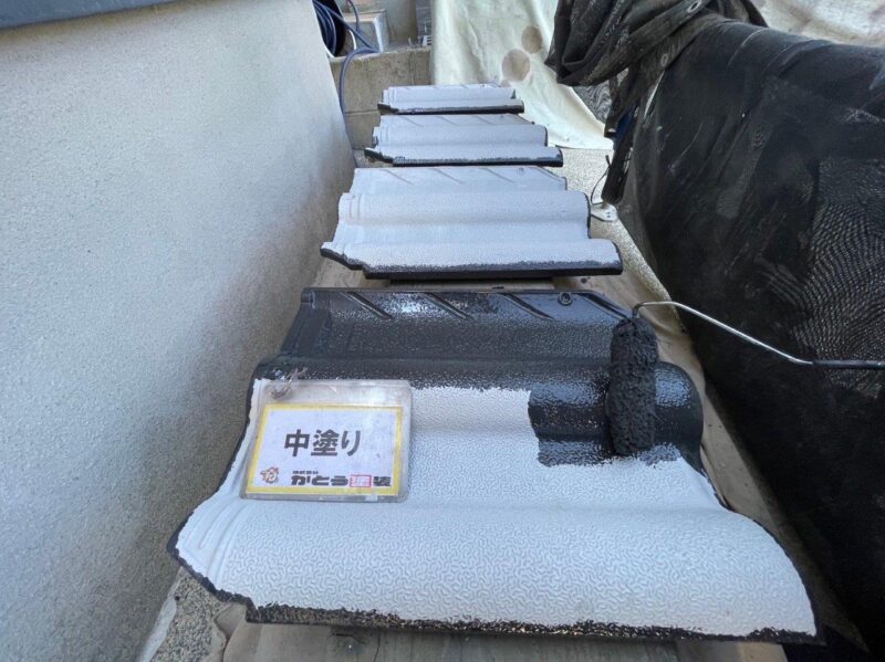 予備瓦の中塗りの様子です。弊社では、予備瓦も屋根同様きちんと塗装します。