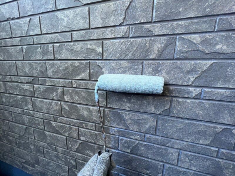 壁の一部はWB多彩仕上げ工法で塗装していきます。合計5回塗りで仕上げでます。