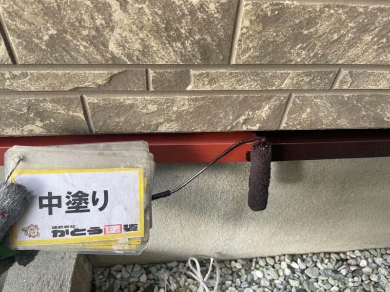 土台水切りの中塗りの様子です。