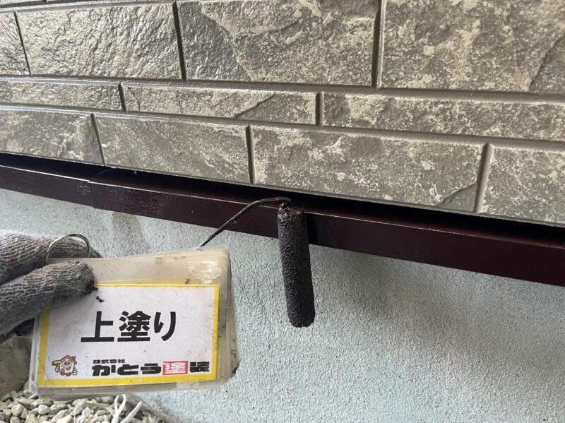 土台水切りの上塗りの様子です。