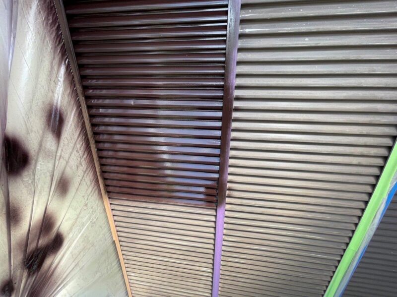 雨戸の上塗りの様子です。