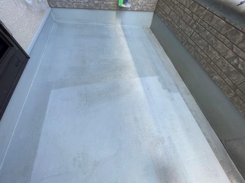 バルコニーの防水塗装の様子です。