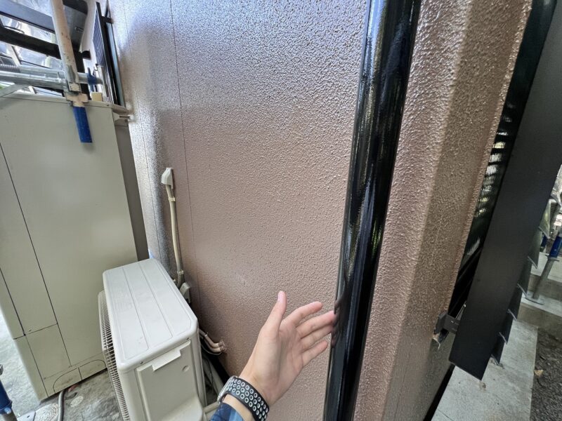 雨どいのお写真です。サッシと色を合わせて違和感なく仕上がりました。