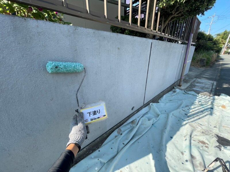 塀の下塗りの様子です。