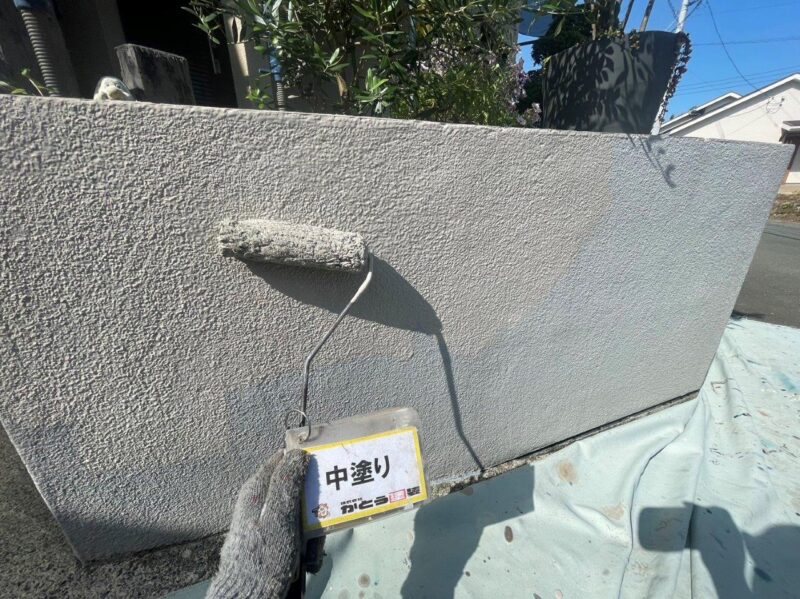 塀の中塗りの様子です。<br />ムラができないよう塗装をおこないます。