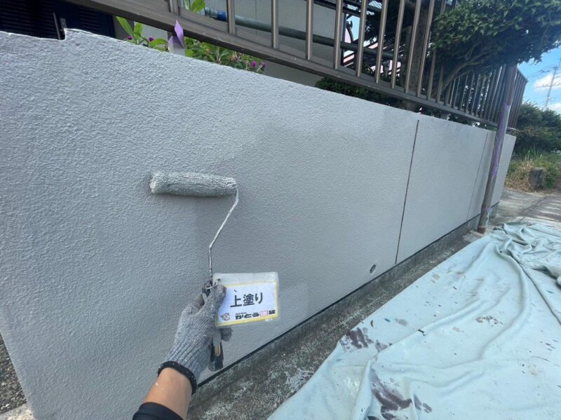 塀の上塗りの様子です。<br />細部までしっかり塗装をおこないます。