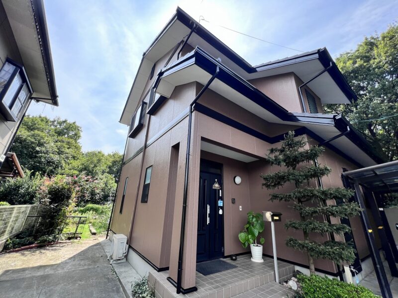 別のアングルからのお写真です。外壁に使用した無機系の塗料は耐候性能が高く、紫外線や風雨など過酷な条件でも長期間建物を守り続けてくれます。