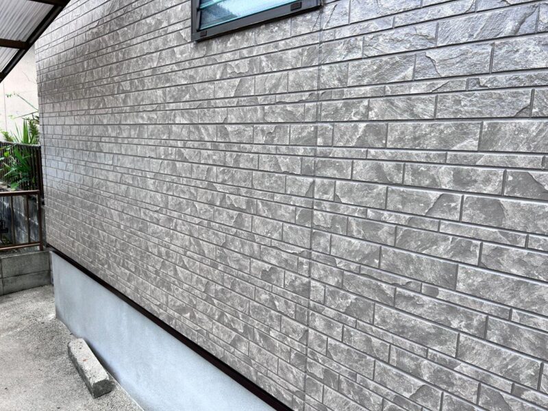 外壁はWBアート工法により、張替えを行ったかのような美しい外壁になりました。