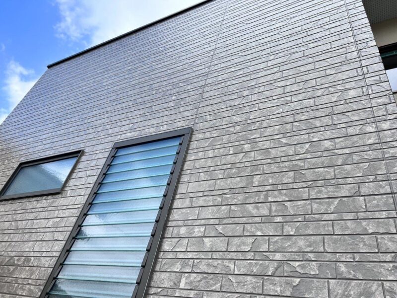 空の青さに映える生まれ変わったカッコよくどこか暖かみのある外壁塗装。