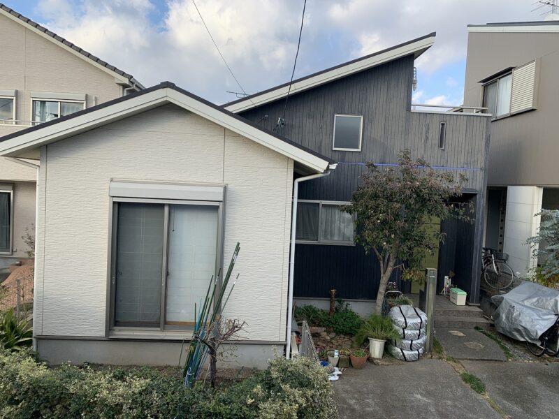 施工前の全体正面のお写真です。全体的に退色や劣化が見られます。