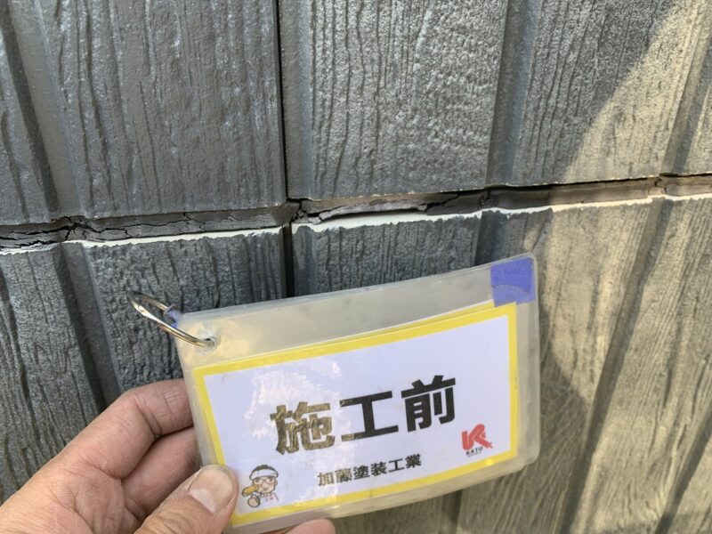 建物正面の外壁の日が当たる箇所は特に退色が進んでいます。