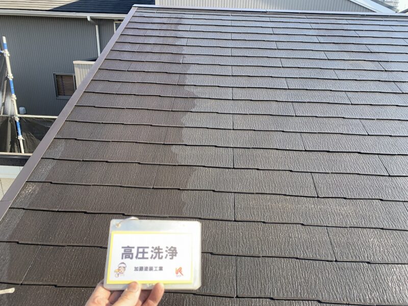 黒くなっている箇所が高圧洗浄前になります。汚れてないよに見えて実は汚れています。