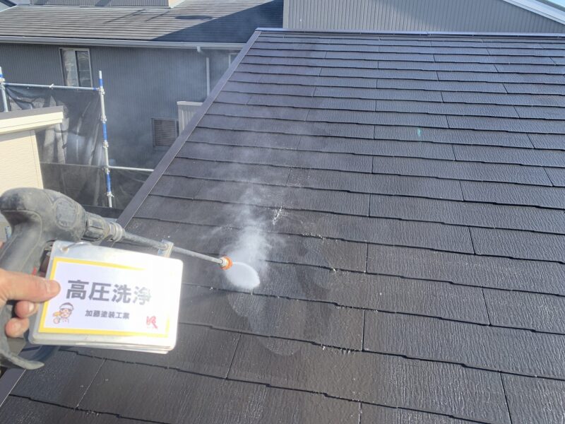 屋根の高圧洗浄の様子です。