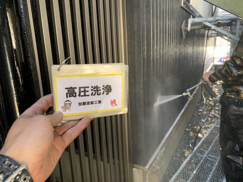 外壁の高圧洗浄の様子です。コケや藻をしっかり取り除き塗料の付着が良くなるように、丁寧に洗いあげていきます。