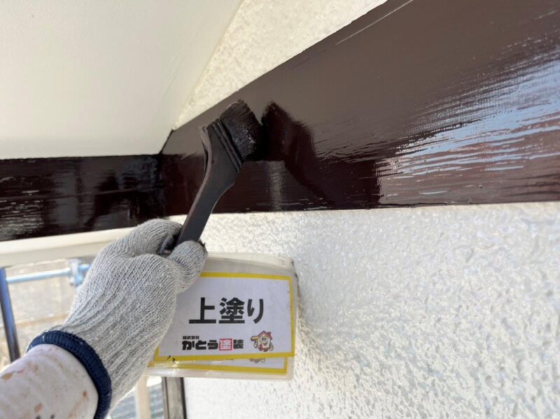 幕板の上塗りの様子です。