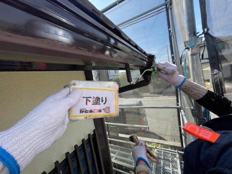 雨どいの下塗りの様子です。