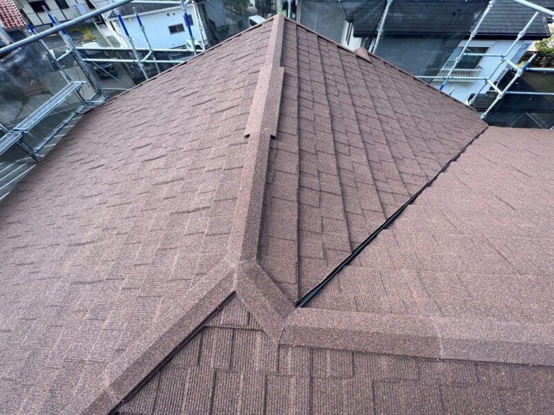 今回施工した超軽量屋根セネターは、人気のガルバリウム鋼板と天然のストーンチップを施しているので塗り替えいらずのメンテナンスフリーの屋根材です。メーカー保証が30年ついてきます。