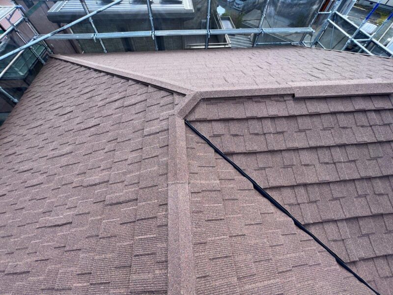 屋根は、優しく暖かみのある濃茶カラーで仕上げました。