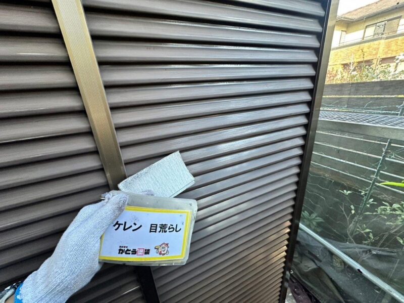 雨戸のケレンの様子です。表面の凹凸をフラットにしていきます。塗料の密着性を高める目的もあります。