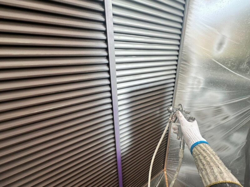 下塗りの様子です。雨戸の下塗りはサビ止め効果のある塗料を使用しています。