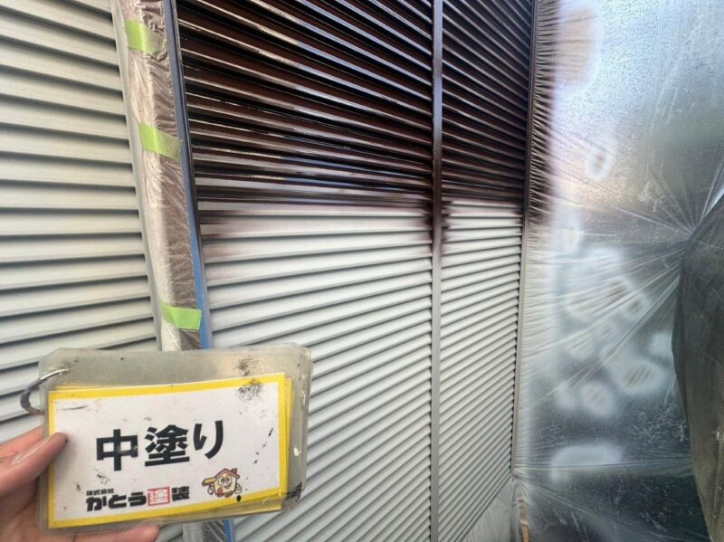 中塗りも下塗り同様に均一に塗装していきます。