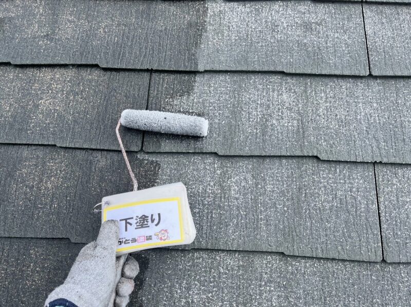 屋根の下塗りの様子です。屋根に仕上げ用の塗料を密着させる接着剤の役割を持つ塗料を塗布していきます。