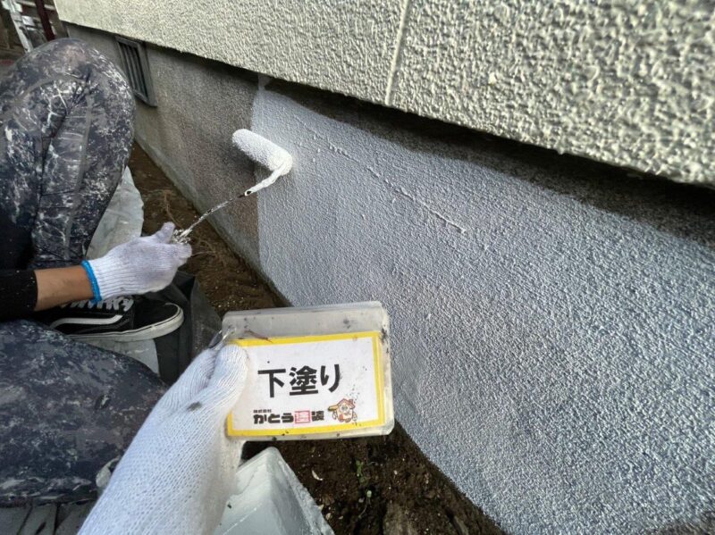 基礎はばきの塗装の様子です。