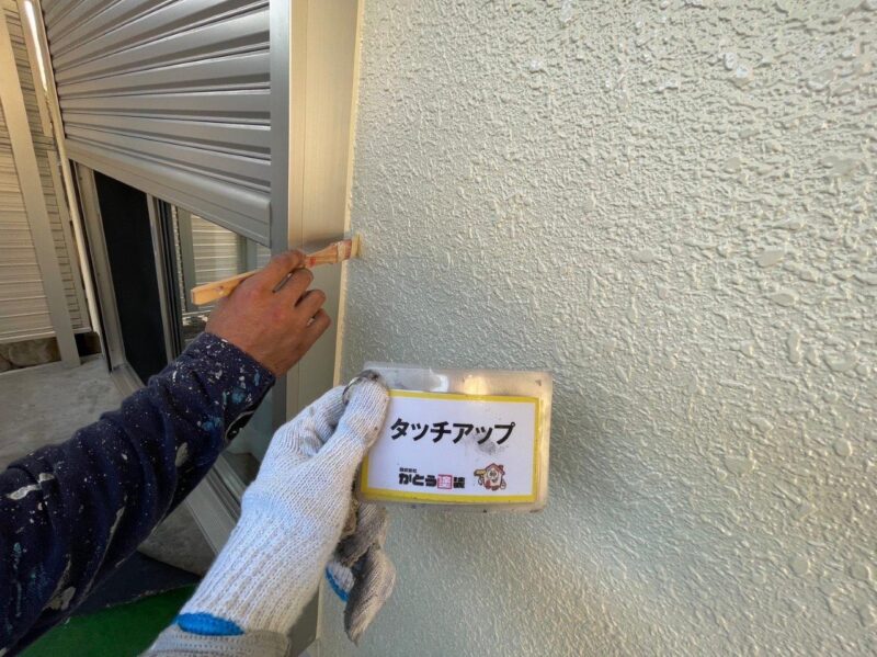 タッチアップの様子です。タッチアップとは、塗装が仕上がった後の塗装面に修正処理を行うことです。