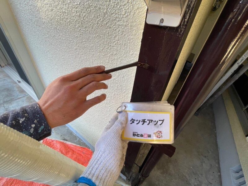 塗り残しや不具合は無いかなど全体を丁寧にチェックします。