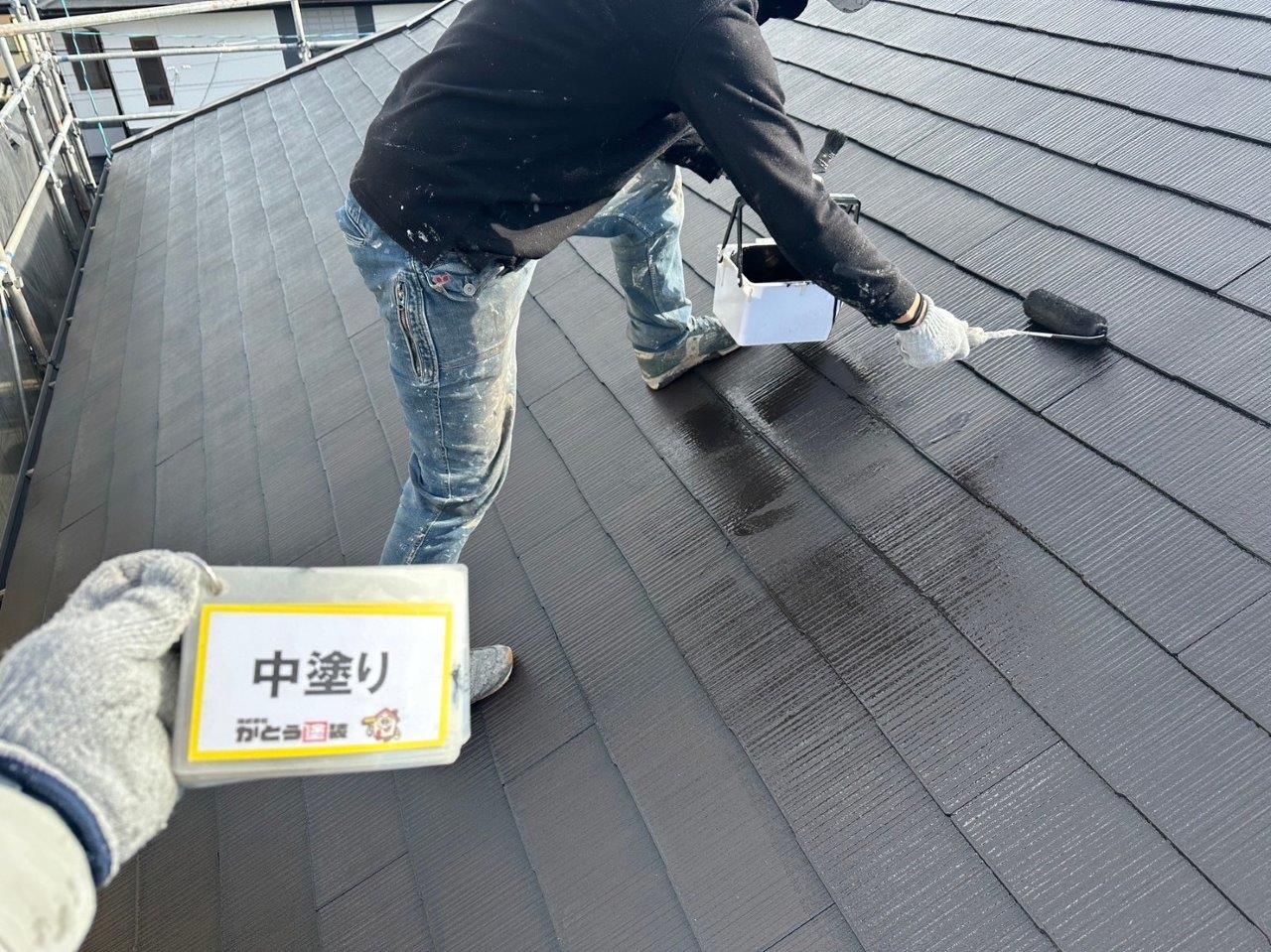 熊本市北区麻生田スレート屋根塗装，高耐久のフッ素塗料で中塗りをおこないました。