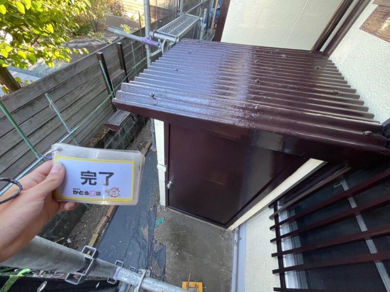 倉庫の屋根とドアも塗装しました。