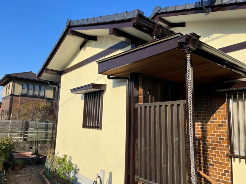 玄関回りのお写真です。付帯部は艶のあるブラウンでまとめました。