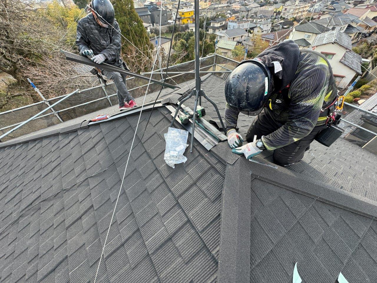 熊本市北区ガルバリウム屋根工事，カバー工法セネター取り付け状況です。