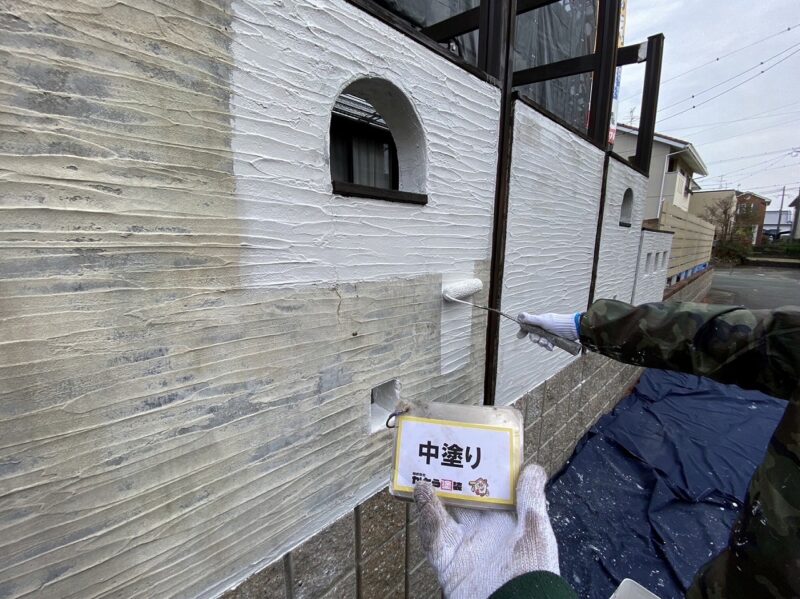 塀塗装の様子です。下塗りがしっかりと乾いてから中塗りをします。