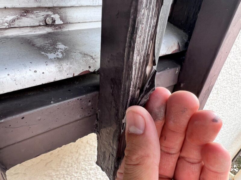 木部は造膜しないような塗料を使用しないと先ではこのようになります。なので今回の施工も塗りつぶしになります。