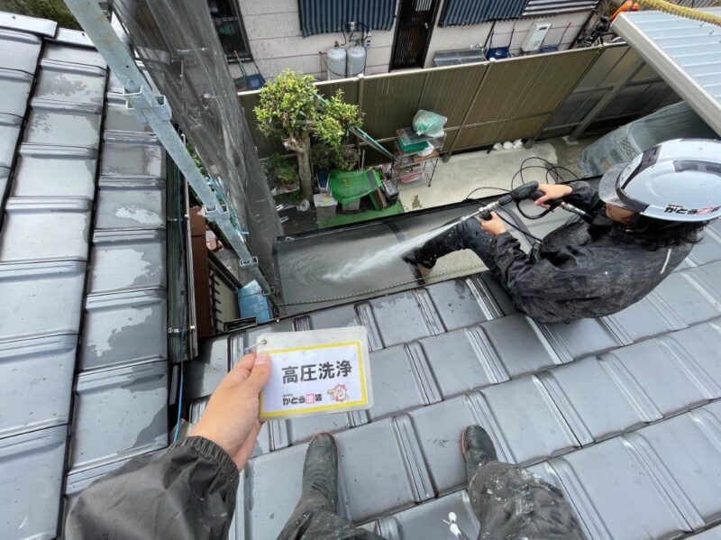 ご自身では洗いにくいテラスの屋根も、綺麗に高圧洗浄しました。