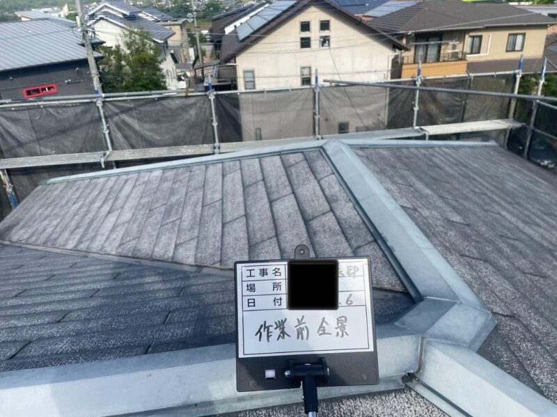 屋根施工前のお写真です。屋根材がグリシェイドNEOです、そもそもの素材が脆弱ですので、ランニングコストも検討された上で塗装ではなくカバー工法にて施工いたします。