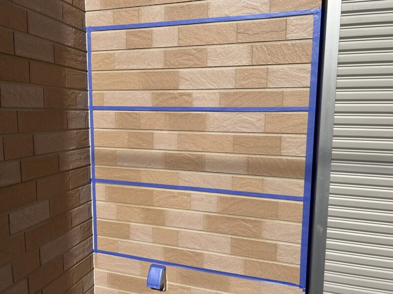 外壁の塗り替え仕様が『WB多彩仕上げ工法』という特殊な工法で、シミュレーションが困難なため、現地にて実際に見本を塗布します。