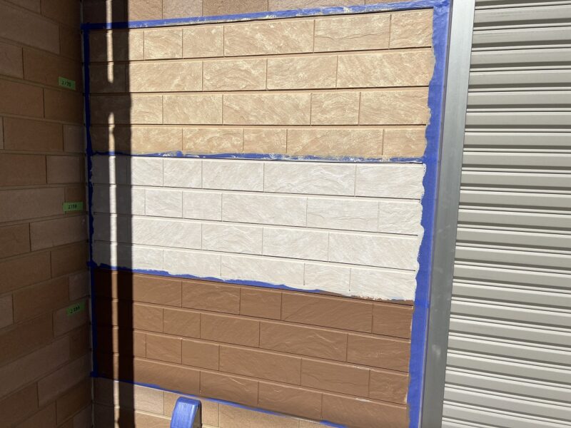 下塗りと中塗りのA色を塗布した後、特殊なローラーを使用し上塗りのB色を塗布した状態です。３パターンの試し塗りをしました。