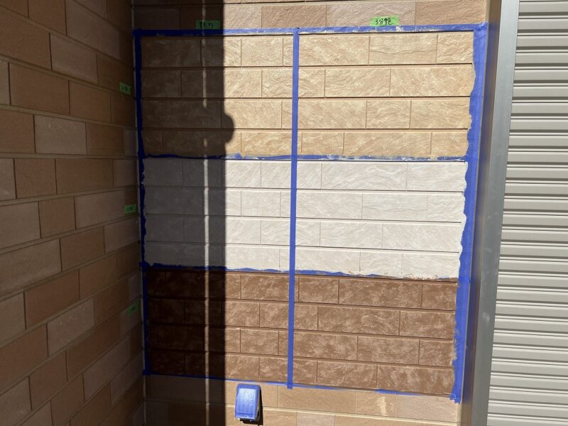 左側が艶あり、右側が三分艶で仕上げた状態です。サイディングボードの柄にもよって仕上がりの印象が大きく変わるので、実際の柄を見て判断していただいております。